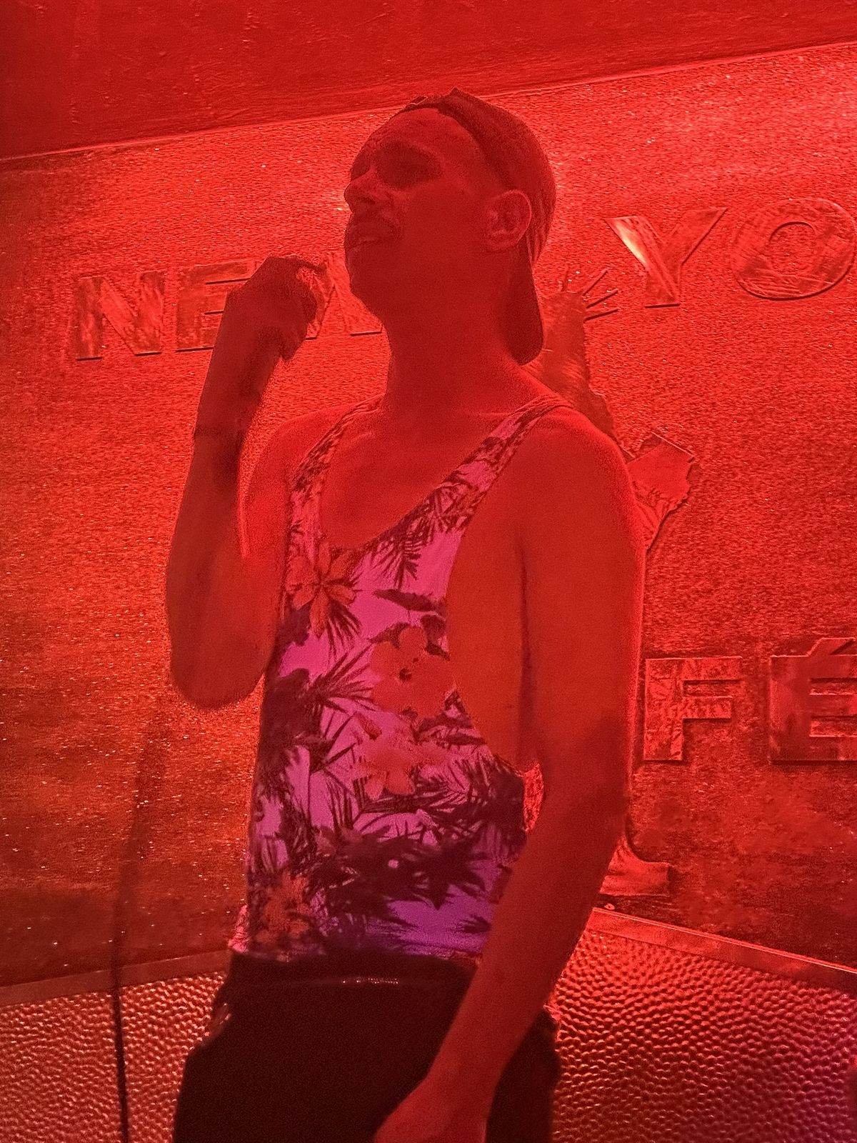 Ben chante au micro sous une lumière rouge