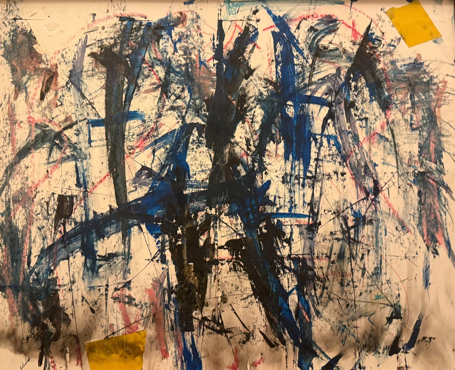 Peinture gestuelle bleue et noire sur fond blanc, traits roses et deux aplats jaunes