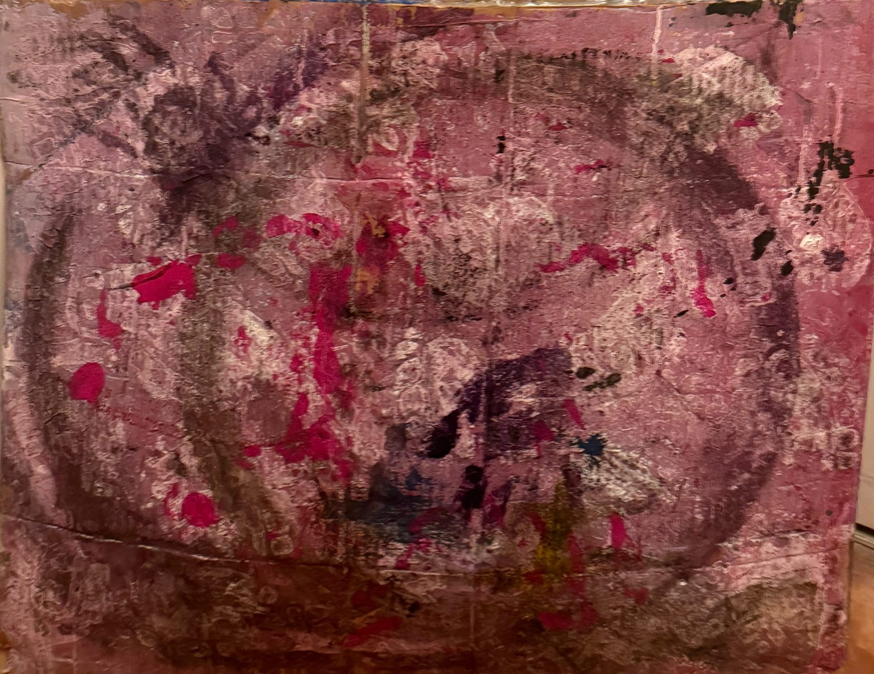 Peinture rose et violette sur carton, un grand cercle sombre, éclaboussures fuchsia